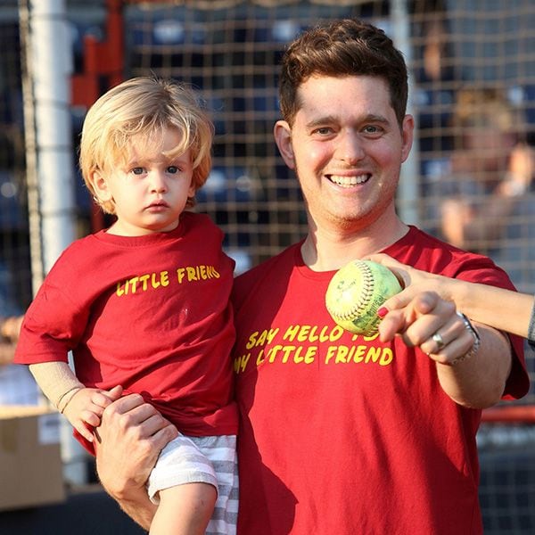 Michael Bublé junto a su hijo mayor, Noah 