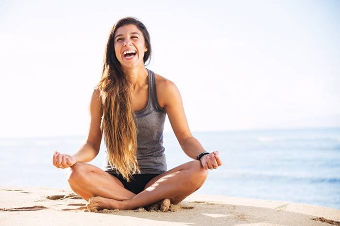 mujer sonriente meditando