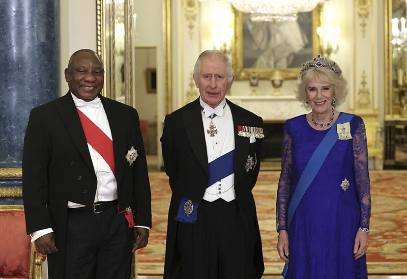 Los reyes Carlos y Camilla con el presidente de Sudáfrica