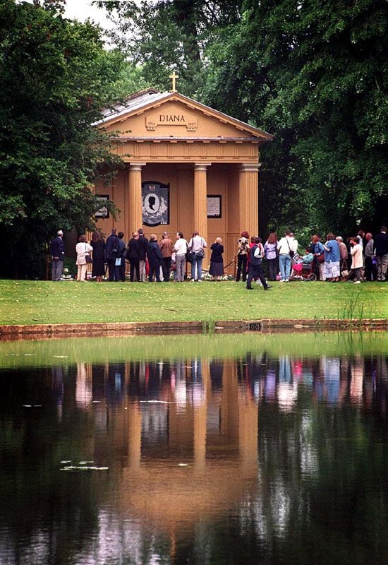 Mausoleo de Diana de Gales en Althorp House, residencia familiar de los Spencer en donde la Princesa pasó parte de su infancia y en donde descansan sus restos mortales
