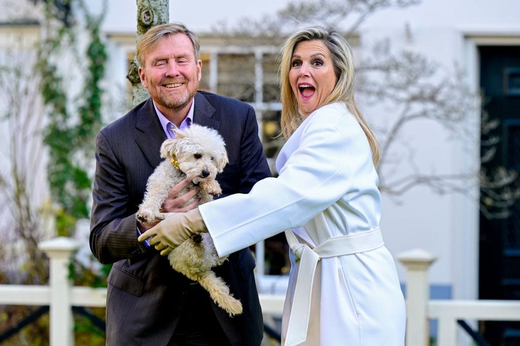 Guillermo y Holanda con su perro 'Mambo'