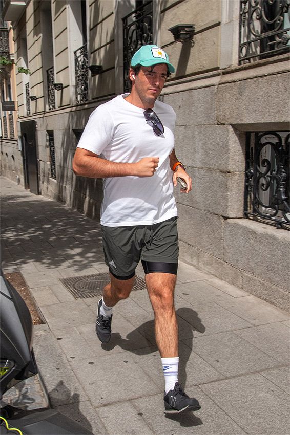 Íñigo Onieva corriendo por las calles de Madrid tras regresar de su luna de miel