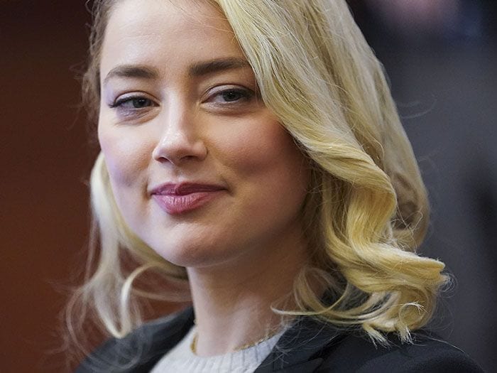 Imagen de Amber Heard sonriendo en el juicio 