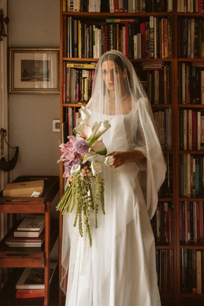 Ambar el día de su boda con vestido de Ramón Herrerías