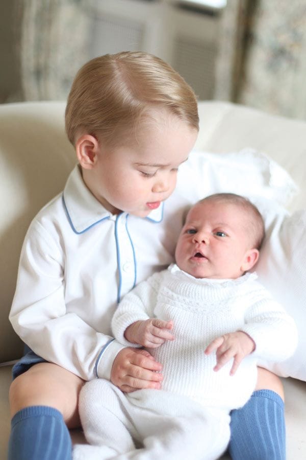 Charlotte de Cambridge lleva un jersey de lana color hueso tejido a mano con una pequeña greca de la tienda española Irulea
