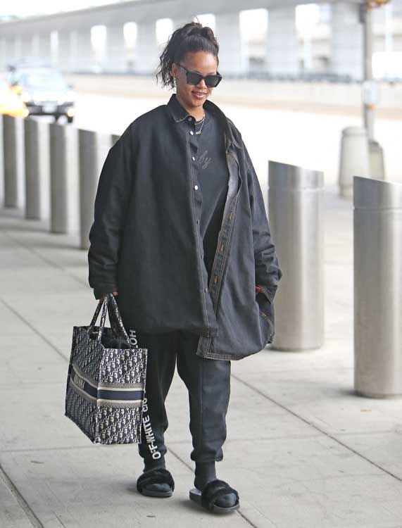 Rihanna con chanclas de pelo