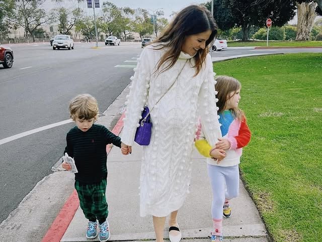 Karla Souza con sus dos hijos mayores