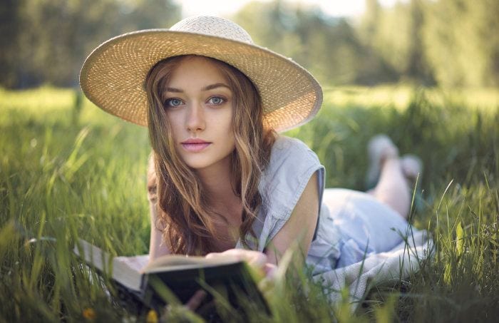 mujer leyendo en la hierba