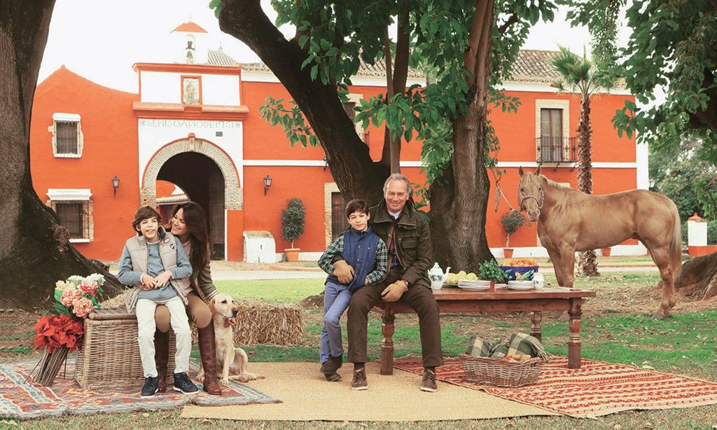 Bertín y su familia en la hacienda