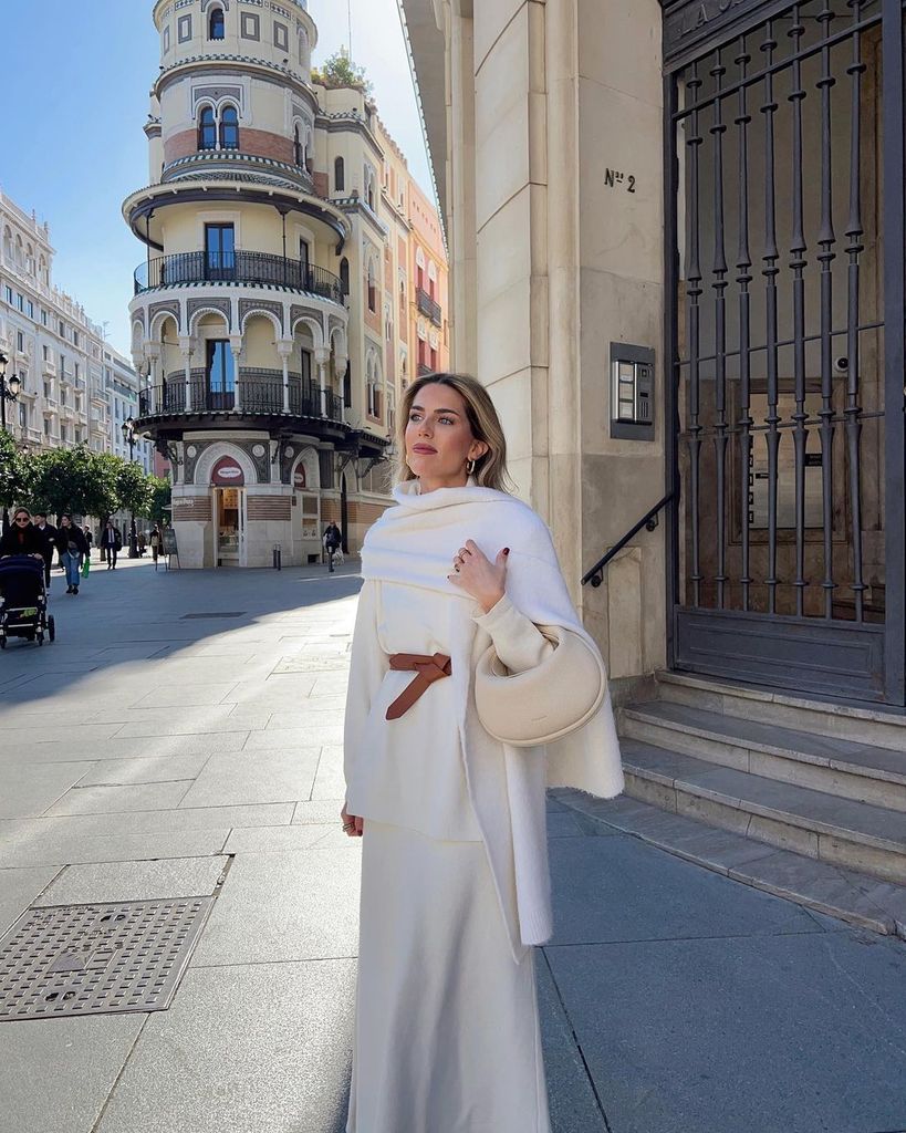 Influencer con total look blanco y capa