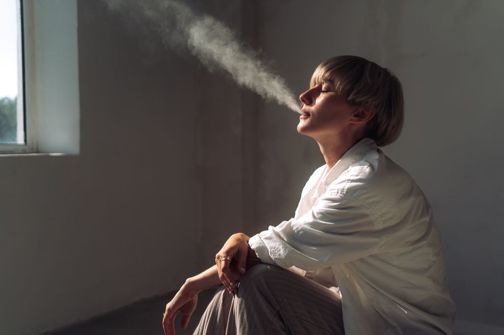 Mujer fumando y pensando