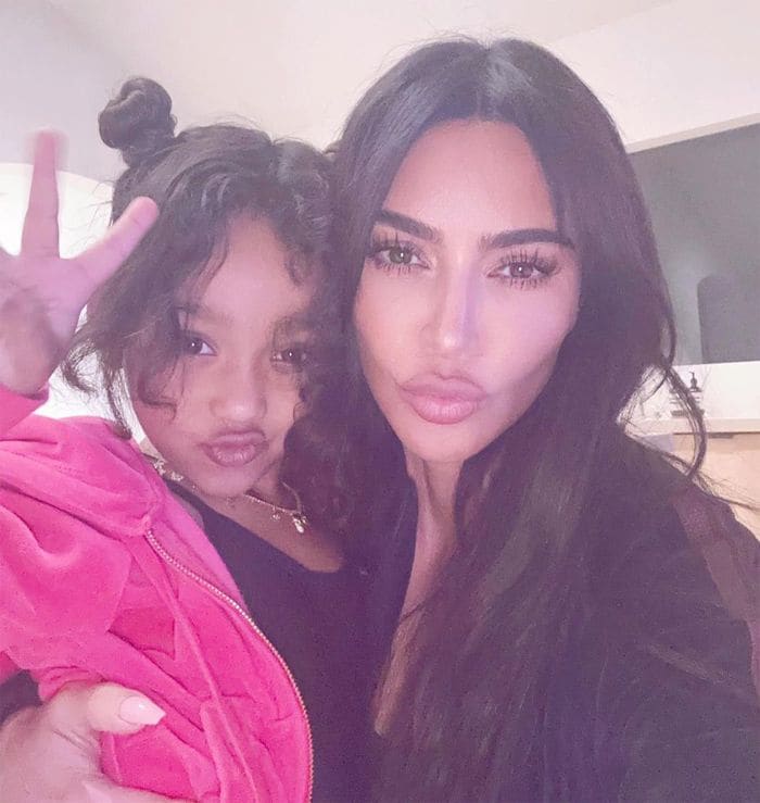 Kim Kardashian y su hija Chicago son idénticas