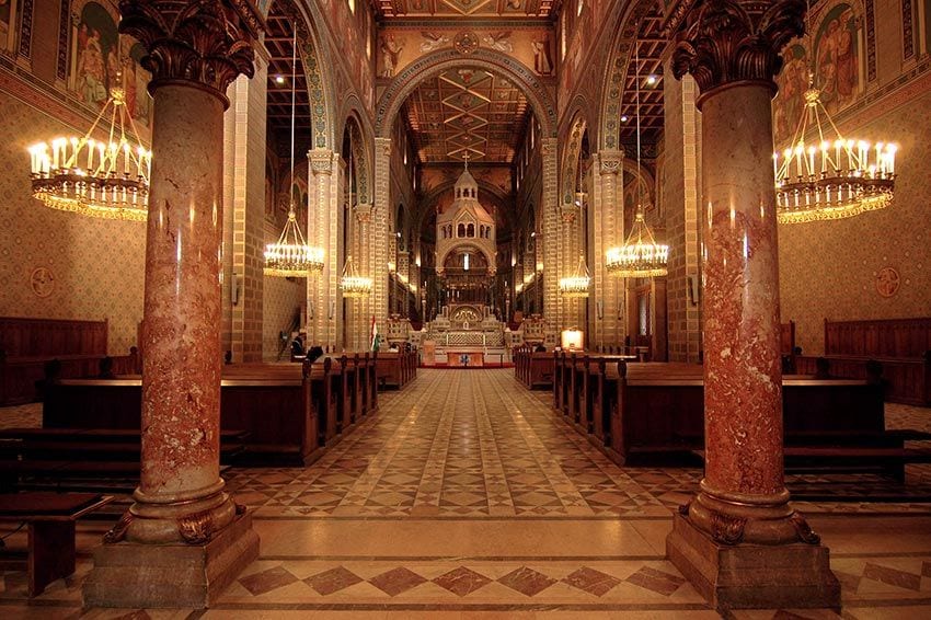 Pesc-Hungria--Interior-Basilica-de-San-Pedro