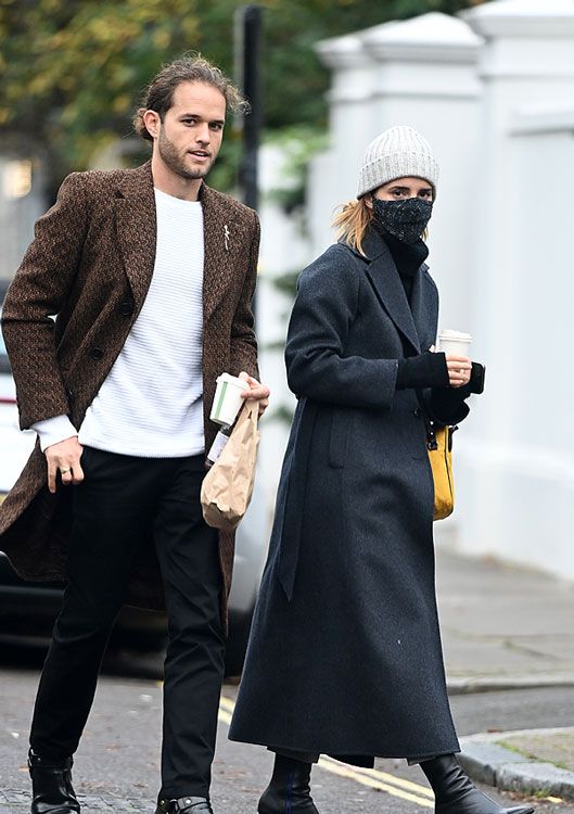 Emma Watson junto a su novio Leo Robinton