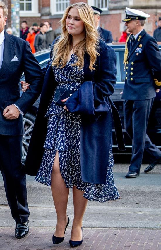 amalia de holanda con vestido de flores