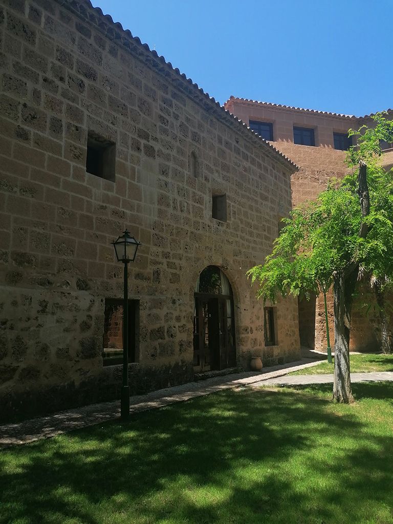 patio monasterio piedra