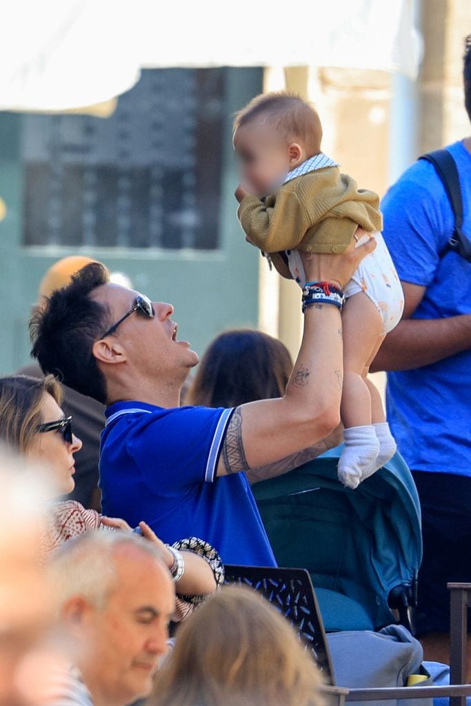 Christian Gálvez con su hijo Luca por las calles de  Santiago, a 25 de julio de 2024