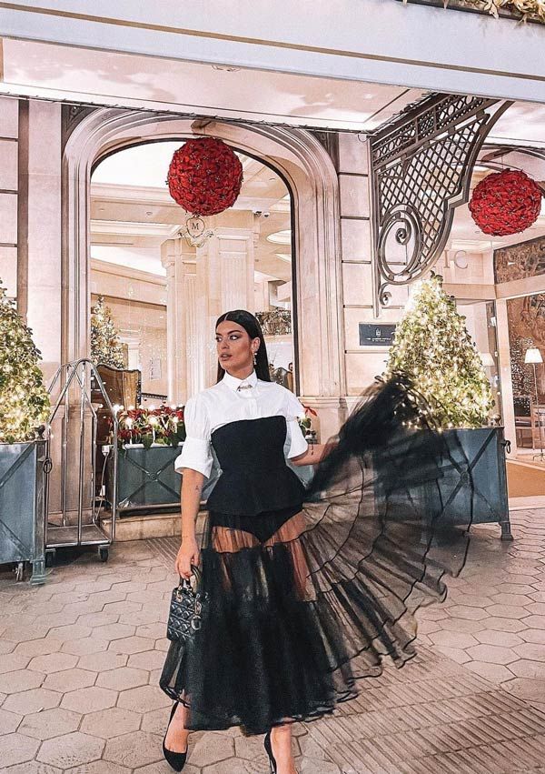 Dulceida con vestido negro con camisa de Dior