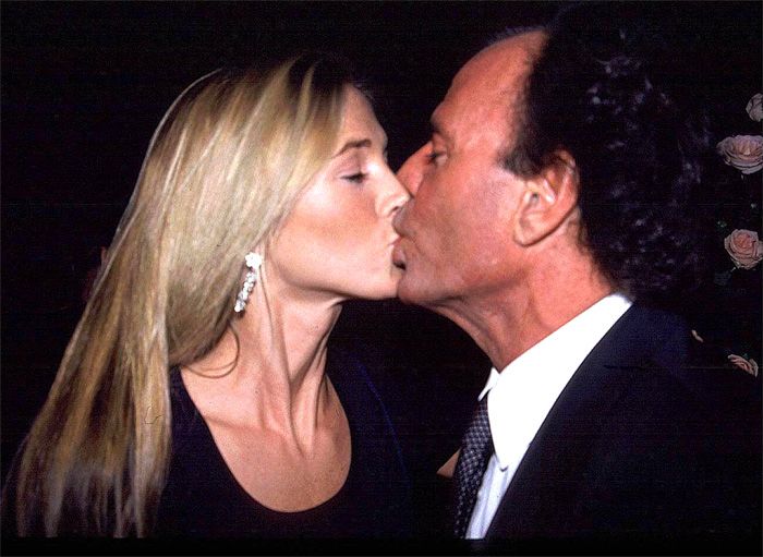 El beso de Julio Iglesias y Miranda Rijnsburger