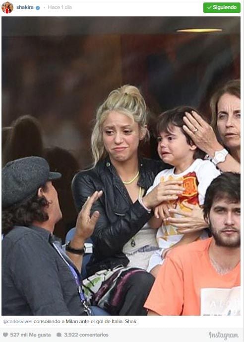 Shakira publicó una imagen de ella con su hijo en las redes en la que expresaba su decepción por la derrota de España en la Eurocopa: “@carlosvives consolando a Milan ante el gol de Italia. Shak”
