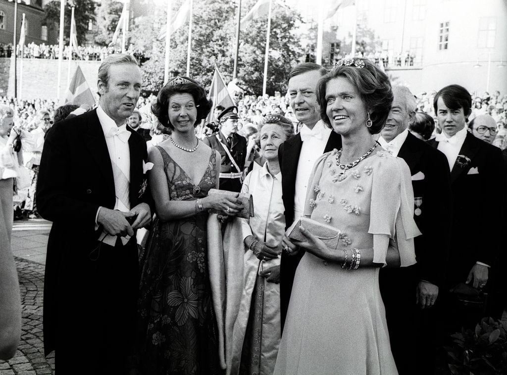 Las princesas Birgitta y Desiré con sus maridos, a la izquierda de la imagen Johan de Hoenzollern, y en el centro Nils August, barón Silfverschiöld, la foto fue tomada en la boda de la princesa Christina con Tosse Magnusson