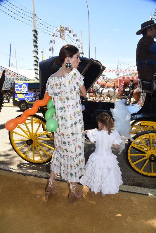 Sofía Palazuelo con su hija en la Feria de Abril 