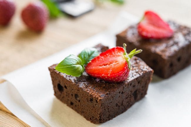 brownie de chocolate y fresas