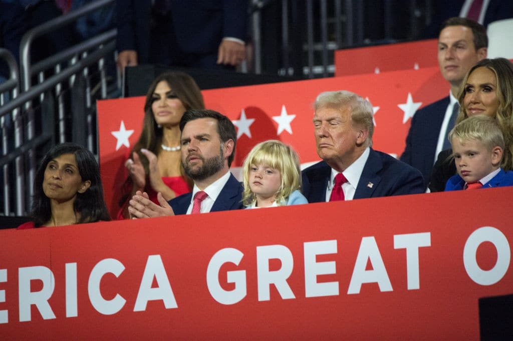 Donald Trump con sus nietos, hijos de Eric Trump, en la convención republicana en Milwaukee, julio 2024 