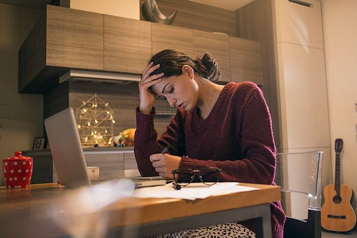 mujer estresada en Navidad