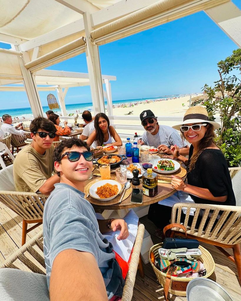 Nuria roca y Juan del Val, vacaciones en familia en Cádiz