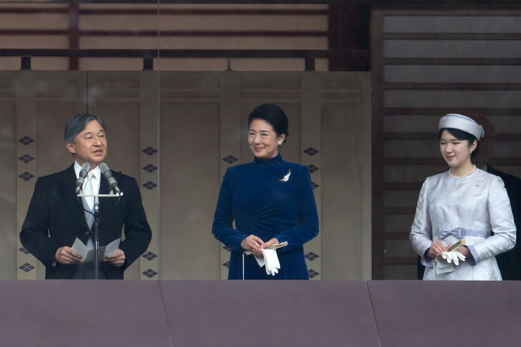 La Familia Imperial celebrando el 64 cumpleaños de el emperador Naruhio desde el balcón del Palacio Imperial de Tokio