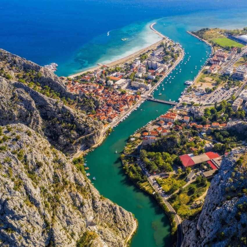 Vista aérea de los cañones y el río junto a la ciudad de Omis.