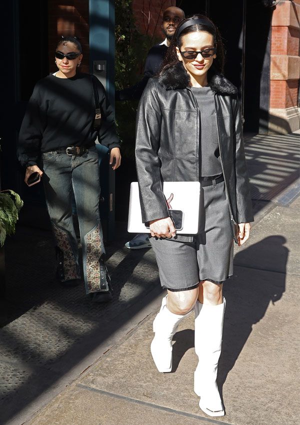 Rosalia con bermudas y botas blancas