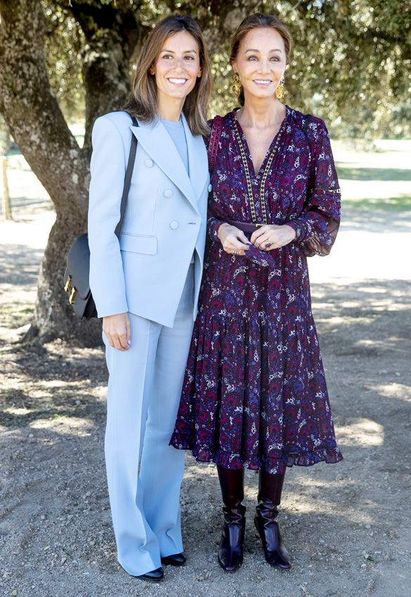 Ana Boyer posando con su madre, Isabel Preysler