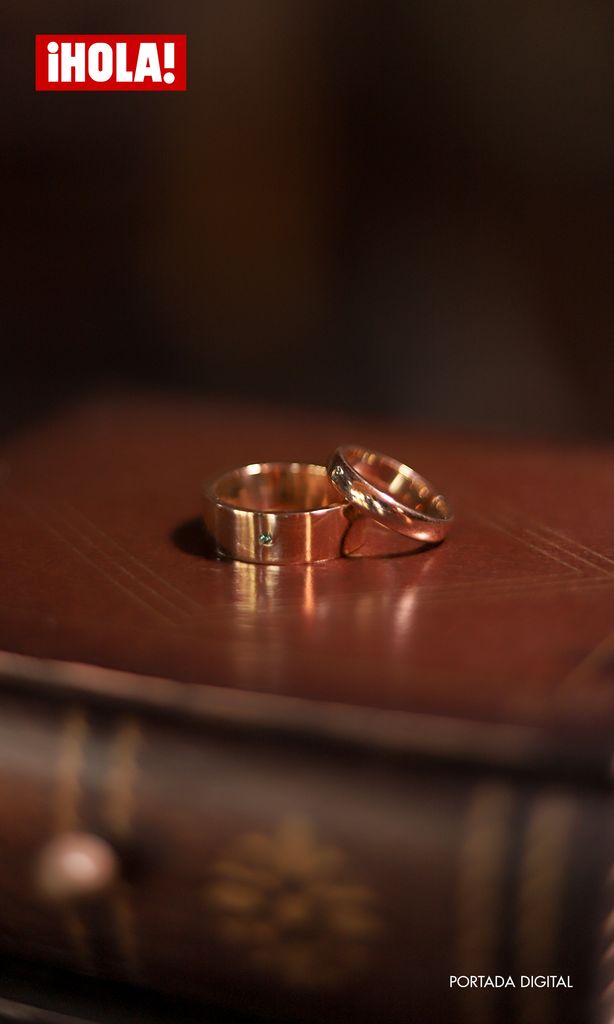 Los anillos de la alianza cuentan con un pequeño detalle en esmeralda, que para ambos tiene un significado muy especial