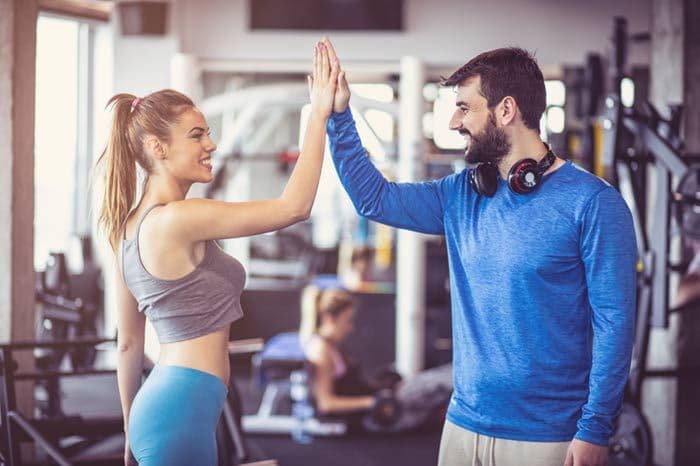 pareja en el gimnasio