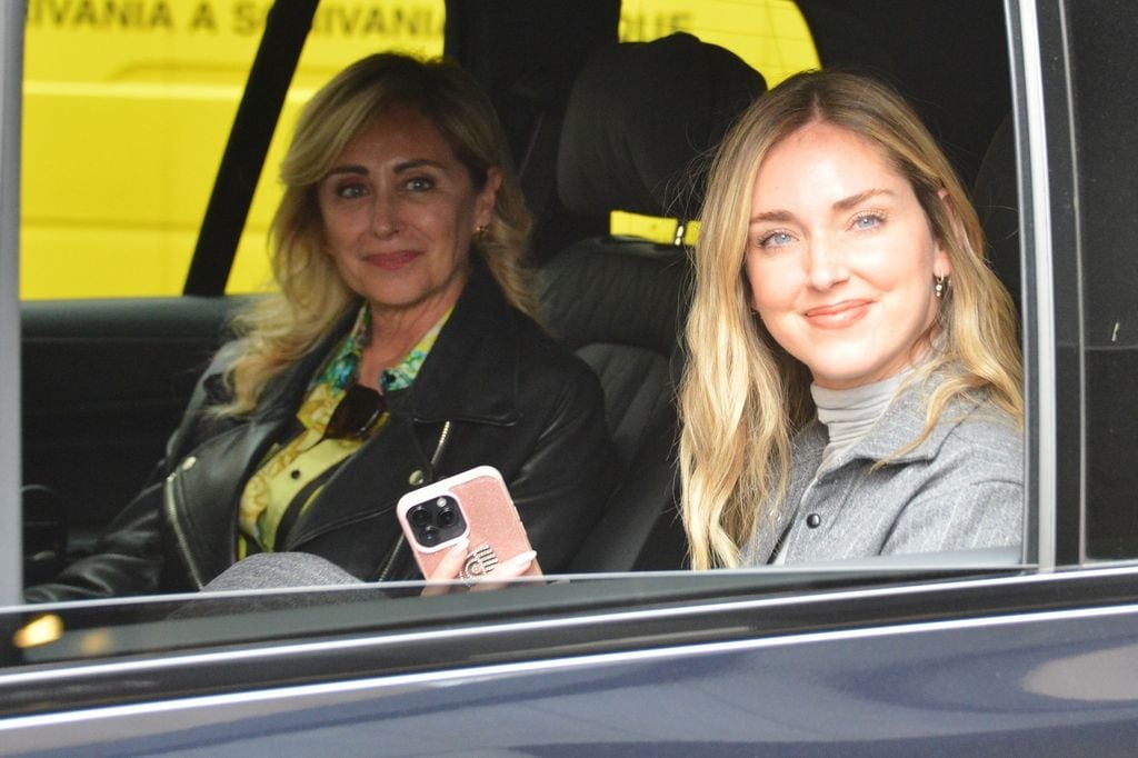 Chiara Ferragni con su madre en Milan el 10 de octubre de 2024