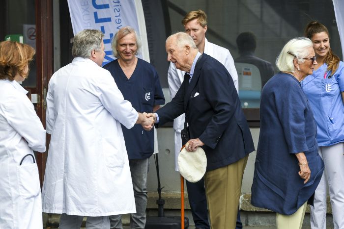 Alberto de Bélgica despidiendo a los médicos al salir del hospital