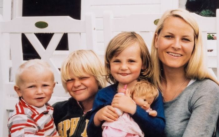 Mette Marit de Noruega con sus tres hijos 