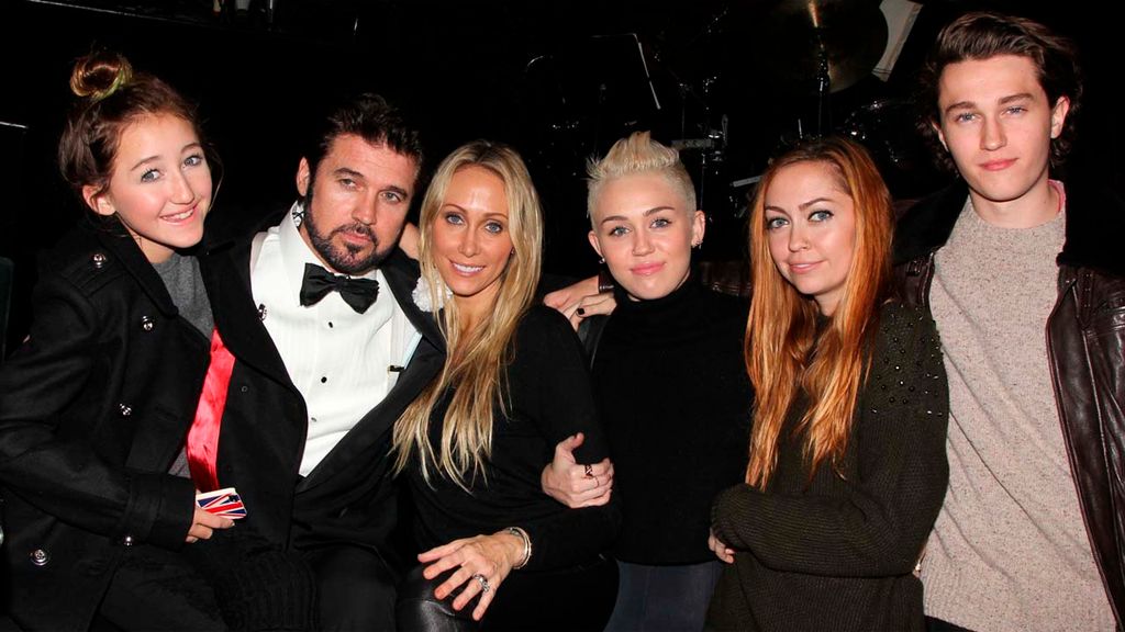 Miley Cyrus con sus padres y sus hermanos