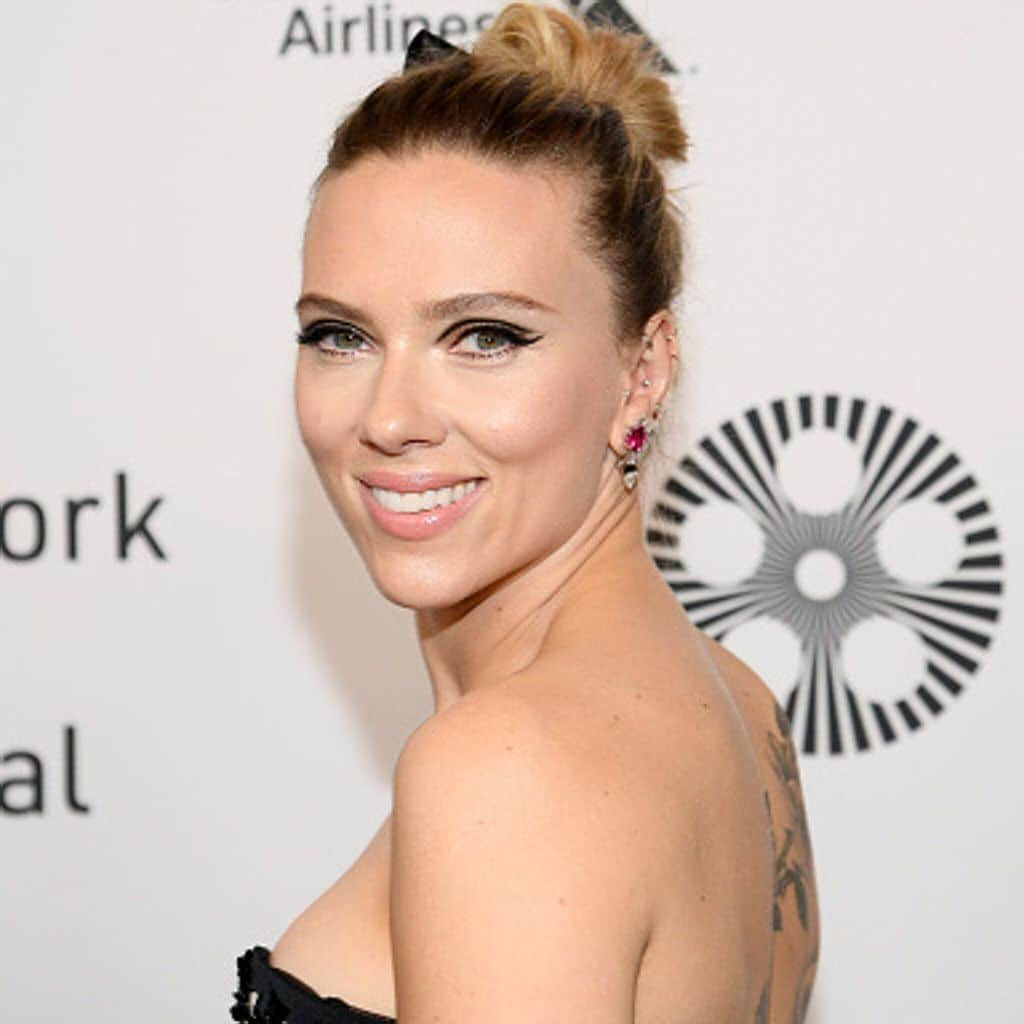 delineado flotante tren entre las famosas scarlett johansson