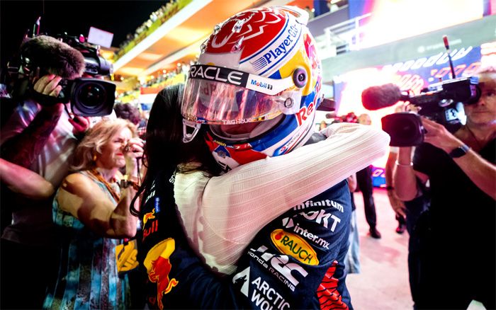 Max Verstappen y Kelly Piquet celebran la victoria