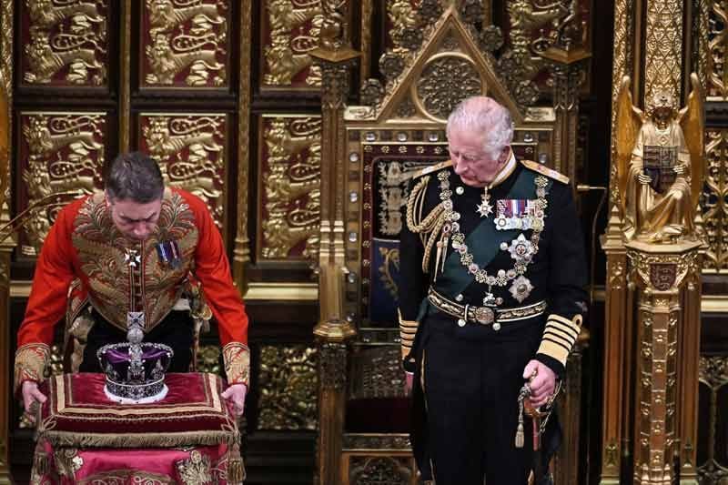 Carlos de Inglaterra mira la Corona imperial en  el Parlamento