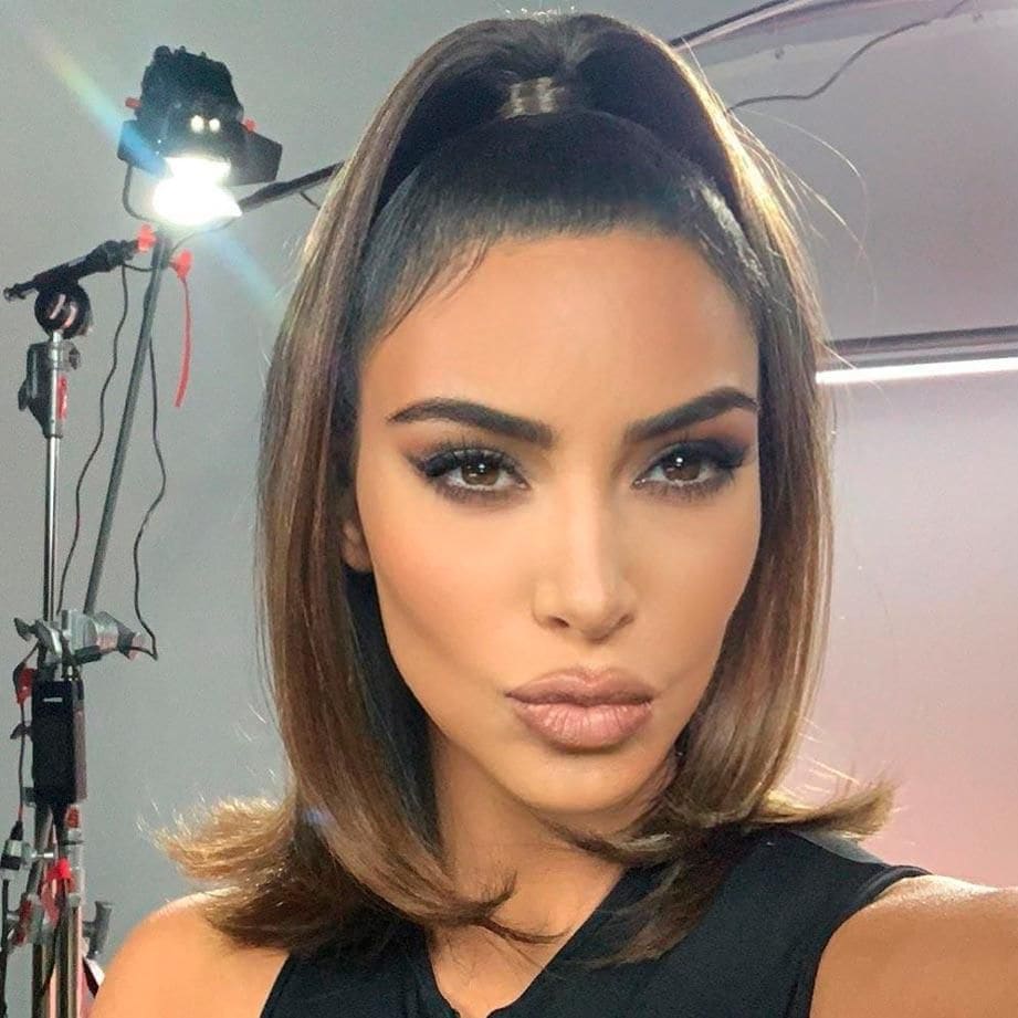 kim kardashian luce un peinado ideal para una videollamada