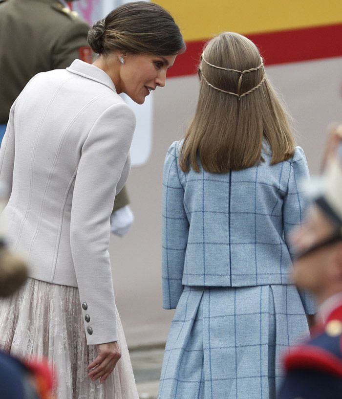 Los Reyes y sus hijas presiden el desfile militar de la Fiesta Nacional