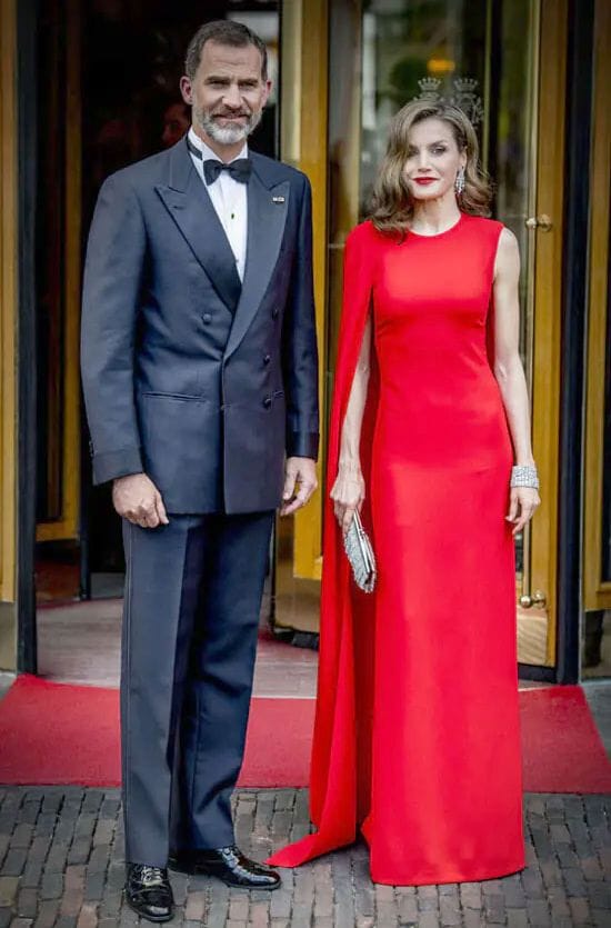 Reina Letizia vestido rojo capa