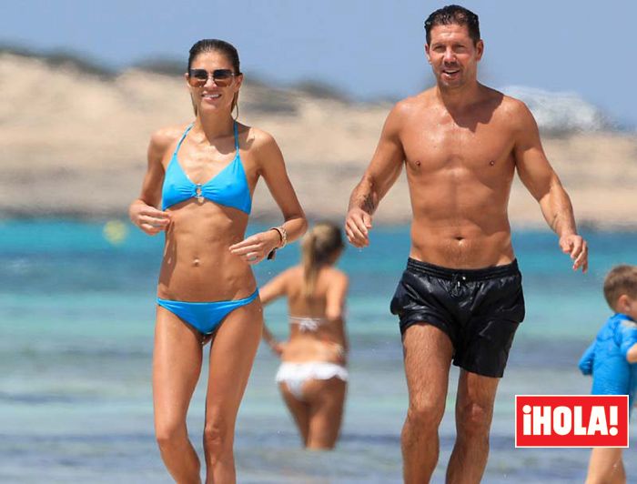 Carla Pereyra y Simeone en la playa