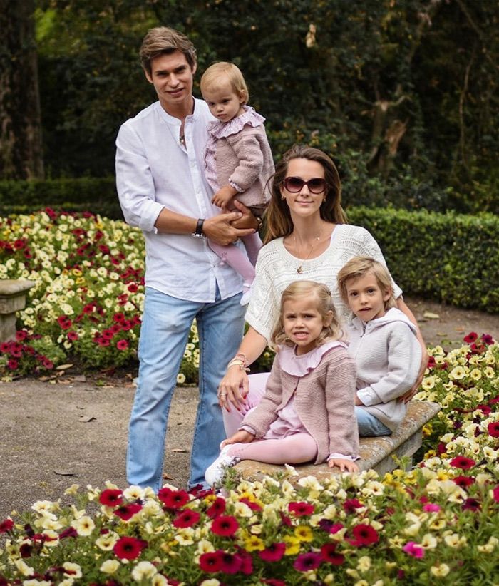 Carlos Baute con Astrid Klisans y sus hijos