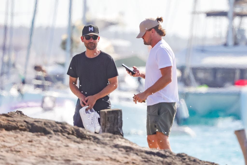 Leonardo DiCaprio con su novia Vittoria Ceretti y Tobey Maguire de vacaciones en Ibiza en agosto de 2024