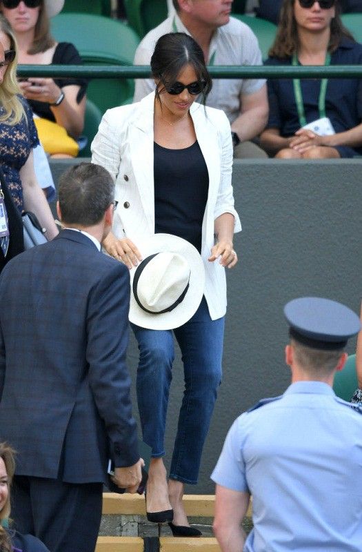 Meghan Markle con los básicos que siempre son fashion trends